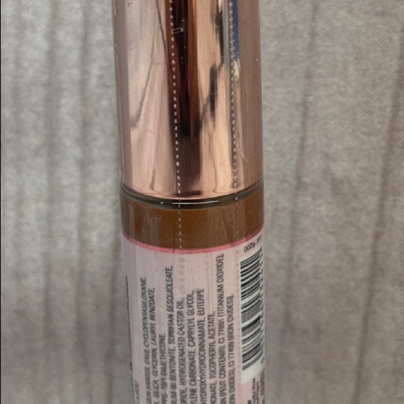 Makeup Revolution Conceal & Hydrate Concealer - Picture 3 of 5